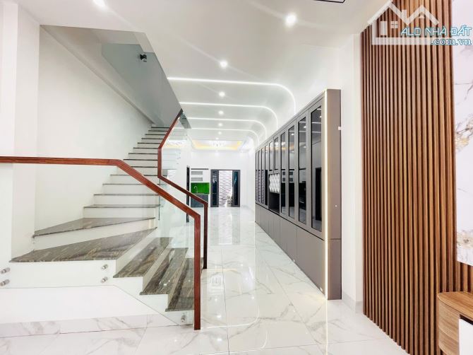 Nhà 3 tầng mới đẹp ô tô đỗ trong sân