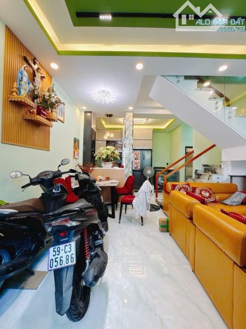 BÁN NHÀ ĐẸP VỊ TRÍ 1/ QUẬN 4 HẺM 4M DT ĐẸP 5,5*10 GIÁ 6TỈ NHĨNH KHU DÂN CƯ SHR - 1