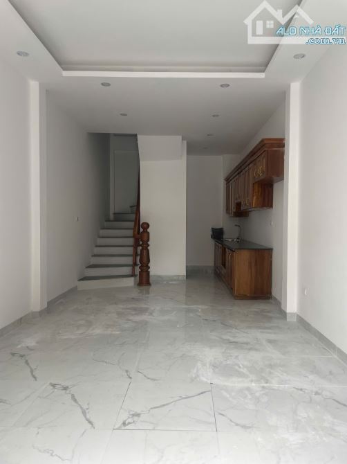 2.5 tỷ ngay TT Chúc Sơn, nhà 33m2, 4 tầng, ngay QL6 mở rộng, ô tô đỗ cạnh nhà - 1