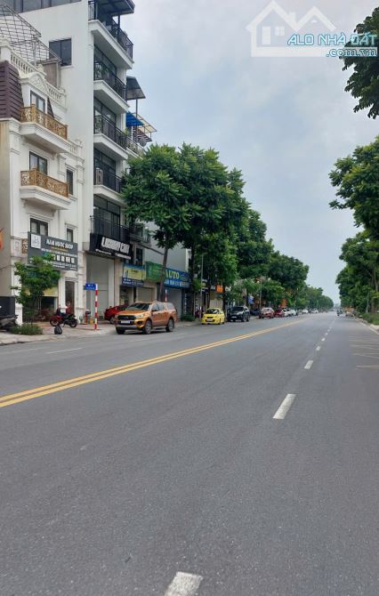 Bán nhà phố Hoa Lâm, 42m2- 5 tầng-mt5- 11 tỷ, trước nhà ô tô tránh, gần bigC Long Biên - 1