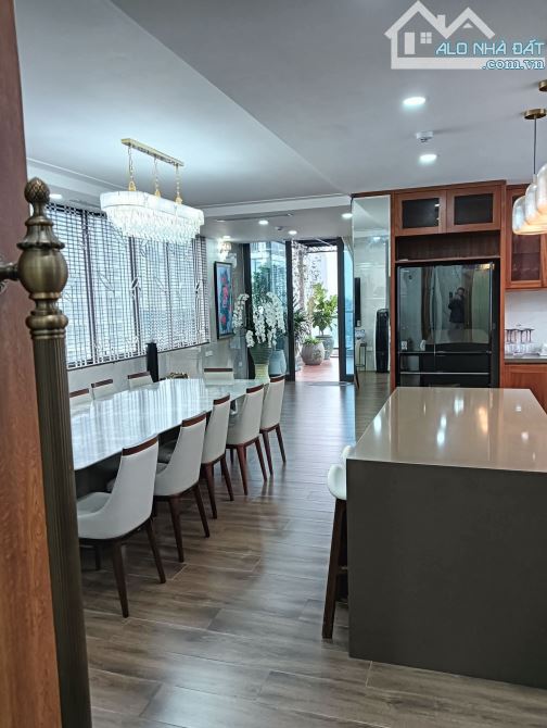 Cần bán gấp Tòa VP Mặt Phố Triệu Việt Vương dt: 150m2 x 9 Tầng Mt:6.5m Giá chào bán 190 Tỷ - 12