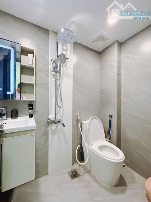BÁN NHÀ ĐẸP VỊ TRÍ 1/ QUẬN 4 HẺM 4M DT ĐẸP 5,5*10 GIÁ 6TỈ NHĨNH KHU DÂN CƯ SHR - 13
