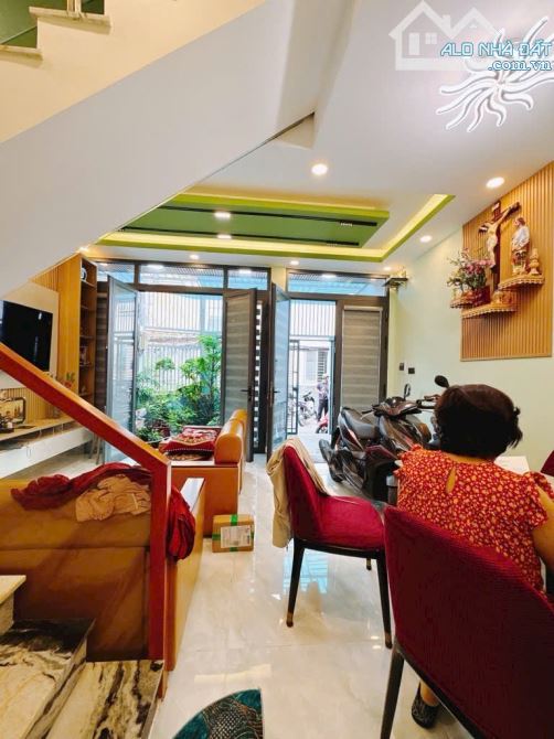BÁN NHÀ ĐẸP VỊ TRÍ 1/ QUẬN 4 HẺM 4M DT ĐẸP 5,5*10 GIÁ 6TỈ NHĨNH KHU DÂN CƯ SHR - 2