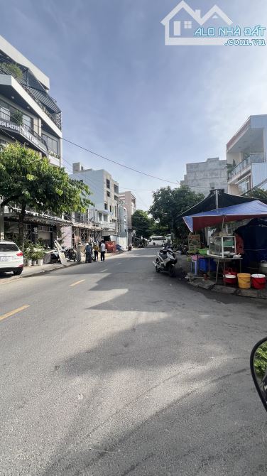 BÁN ĐẤT TẶNG NHÀ - DIỆN TÍCH LỚN - MẶT TIỀN RỘNG - PHÙ HỢP XÂY CĂN HỘ - GẦN BIỂN - 2