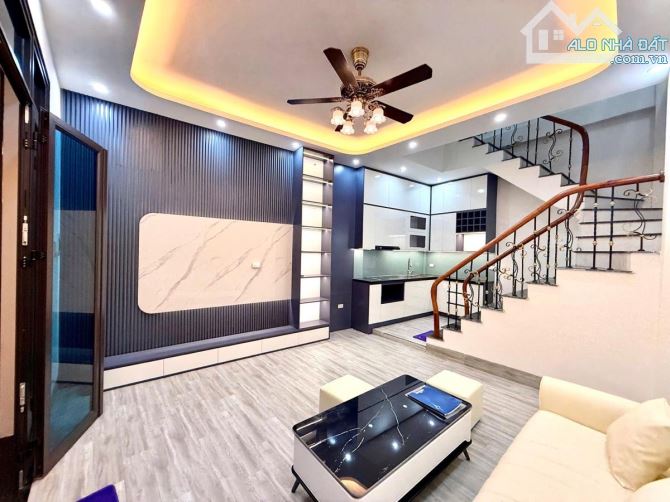 ĐỐNG ĐA-NHÀ DÂN XÂY - MẶT TIỀN RỘNG - NGÕ THÔNG - GẦN PHỐ - NỘI THẤT ĐẸP - 2