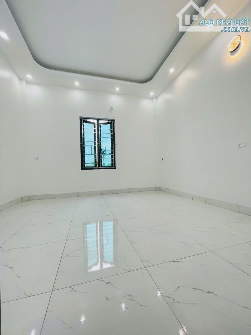 Nhà 3 tầng mới đẹp ô tô đỗ trong sân - 2