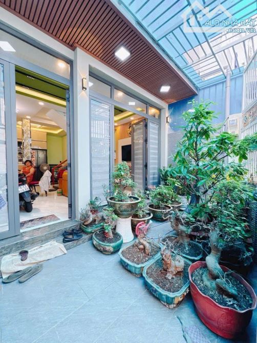 BÁN NHÀ ĐẸP VỊ TRÍ 1/ QUẬN 4 HẺM 4M DT ĐẸP 5,5*10 GIÁ 6TỈ NHĨNH KHU DÂN CƯ SHR - 3