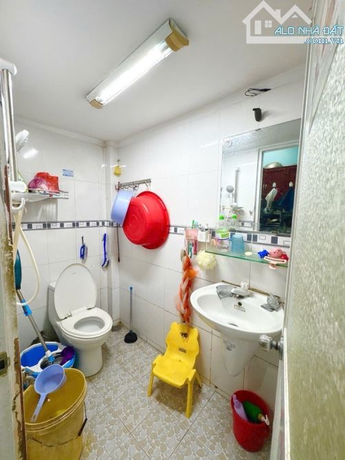 Nhà giáp Tên Lửa - HXH 5m,10m ra HXT thông - 32m2 (3.9x8.5) - 2T 2PN 2WC - nhỉnh 3 tỷ - 3