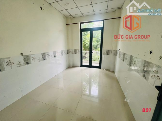 Cho thuê nhà 1T2L mặt tiền đường CMT8 gần ngã tư giá 16 triệu - 4