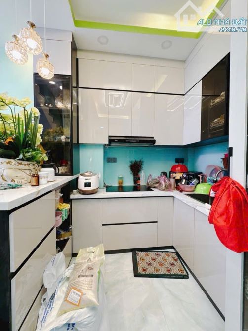 BÁN NHÀ ĐẸP VỊ TRÍ 1/ QUẬN 4 HẺM 4M DT ĐẸP 5,5*10 GIÁ 6TỈ NHĨNH KHU DÂN CƯ SHR - 4