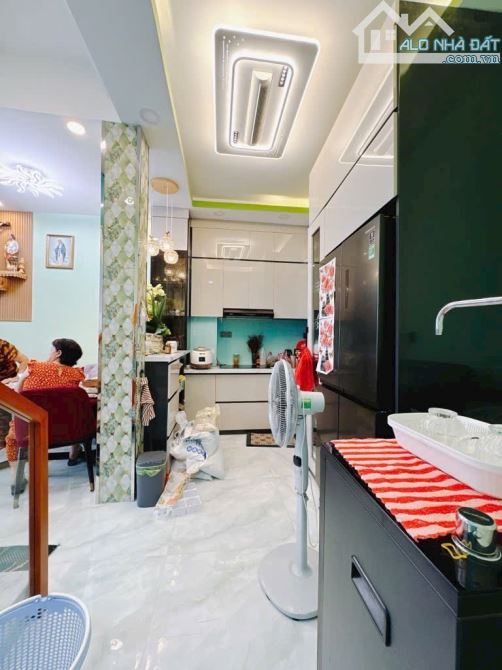 BÁN NHÀ ĐẸP VỊ TRÍ 1/ QUẬN 4 HẺM 4M DT ĐẸP 5,5*10 GIÁ 6TỈ NHĨNH KHU DÂN CƯ SHR - 5