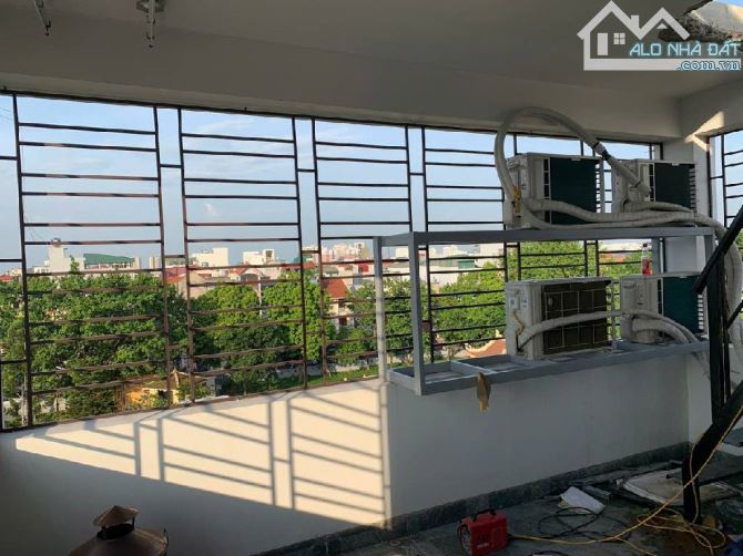 Bán nhà phố Hoa Lâm, 42m2- 5 tầng-mt5- 11 tỷ, trước nhà ô tô tránh, gần bigC Long Biên - 5