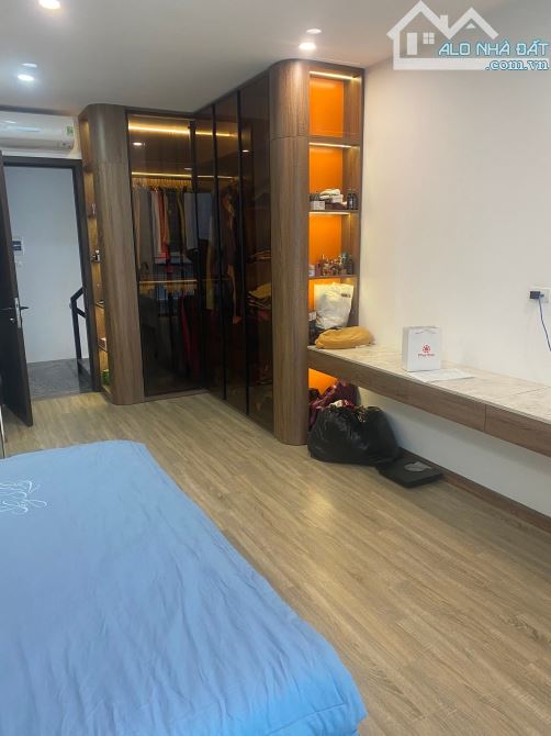Khu vip Nguyễn Sơn, lô góc cực đẹp thang máy 6 tầng,full nội thất,oto vào nhà.Giá 12.5 tỷ - 6