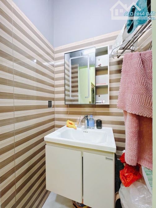 BÁN NHÀ ĐẸP VỊ TRÍ 1/ QUẬN 4 HẺM 4M DT ĐẸP 5,5*10 GIÁ 6TỈ NHĨNH KHU DÂN CƯ SHR - 7