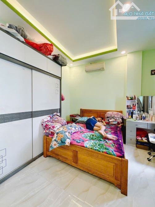 BÁN NHÀ ĐẸP VỊ TRÍ 1/ QUẬN 4 HẺM 4M DT ĐẸP 5,5*10 GIÁ 6TỈ NHĨNH KHU DÂN CƯ SHR - 8