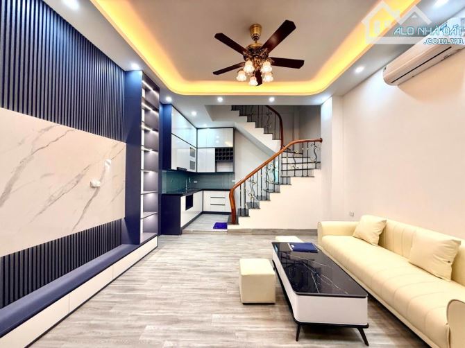 ĐỐNG ĐA-NHÀ DÂN XÂY - MẶT TIỀN RỘNG - NGÕ THÔNG - GẦN PHỐ - NỘI THẤT ĐẸP - 8