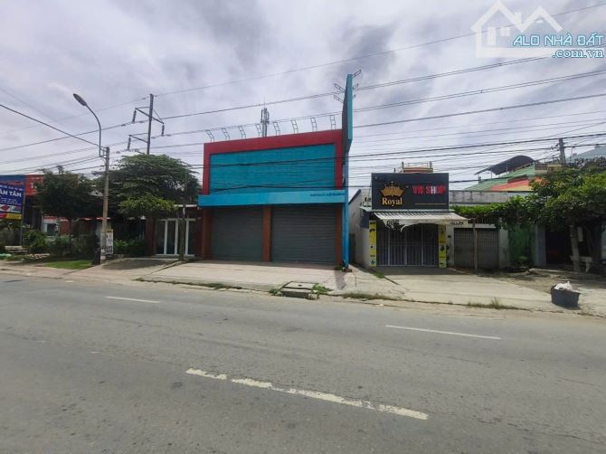 Bán showroom kinh doanh 900m2 mặt tiền QL1A, gần cổng chào thị trấn Bến Lức - 1