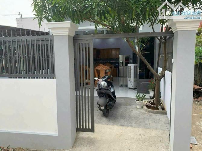 Cần tiền trả nợ nên bán căn nhà 80m2 ở Xã Tân Hiệp - Hóc Môn giá 850 triệu.