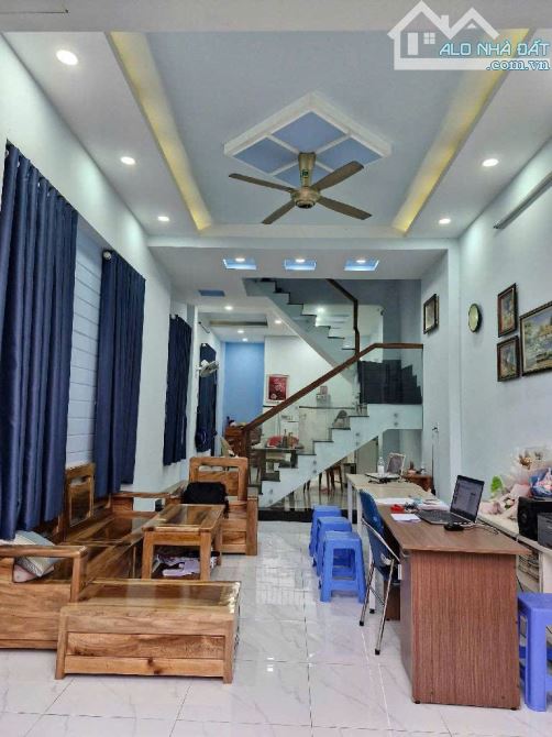 Bán nhà 3 Tầng- NGANG 6M-Linh Đông Thủ Đức gần Ủy Ban Phường,đường Ô TÔ,5 Phòng Ngủ