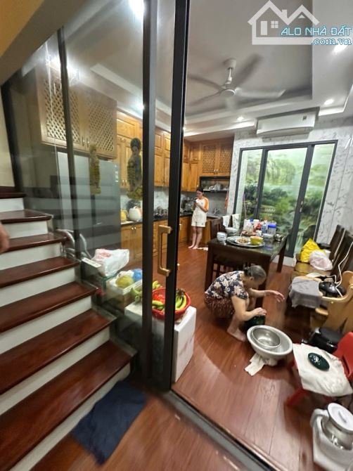KIẾN HƯNG HÀ ĐÔNG - 6 TẦNG- PHÂN LÔ VỈA HÈ - KINH DOANH- OTO TRÁNH