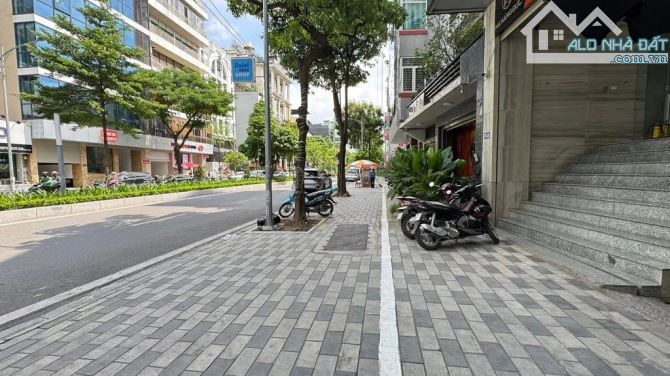 Bán nhà mặt phố Lạc Long Quân 170m2 mặt tiền 6.1m giá 91 tỷ