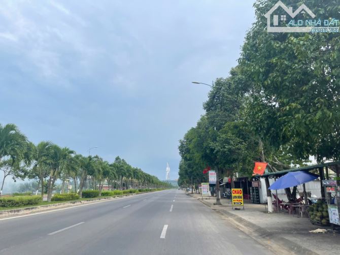 Bán lô biệt thự hơn 353m2, hướng Nam, cách Hoàng Sa 30m, giá chỉ 3,xx tỷ