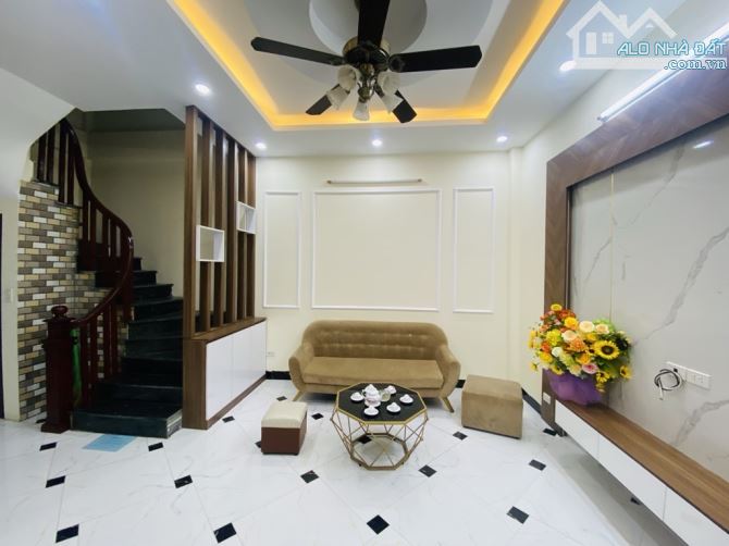 Rẻ nhất Long Biên , nhà Bát Khối nhỉnh 5 tỷ , gần cầu Thanh Trì , oto đỗ cổng