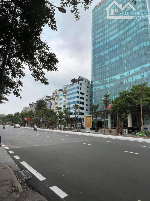 Tôi bán mảnh đất lô góc phân lô phố Hoàng Quốc Việt-Nguyễn Văn Huyên 73m2 giá 24 tỉ tl