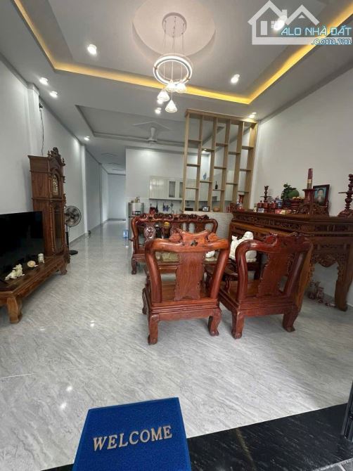VỠ NỢ BÁN GẤP CĂN NHÀ 100M2 SÁT TRƯỜNG HỌC VÀ KHU CÔNG NGHIỆP LỚN SỐ 1 BÌNH DƯƠNG