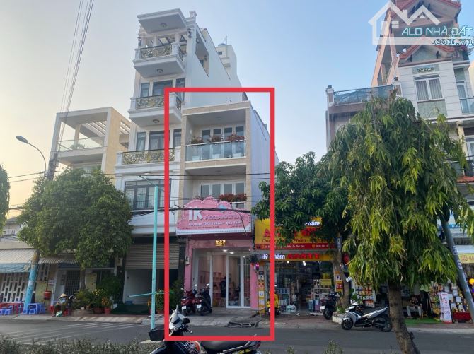 Bán nhà mặt tiền chợ Phước Bình đường Đại Lộ 2 rộng 25 mét Quận 9 cũ (88m2) 20 tỷ