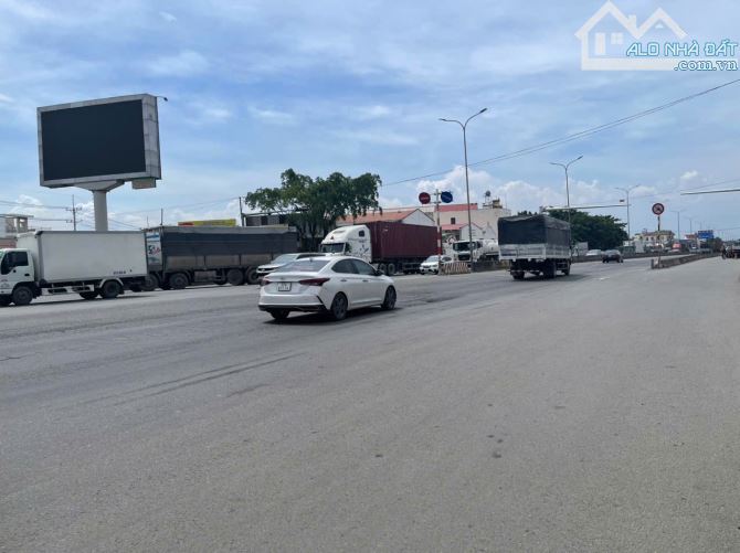 ✓B.án nhà Mặt Tiền Đường QL51.Long An Long Thành. •DT :730m2 có 100m2 thổ cư. Có giấy phép