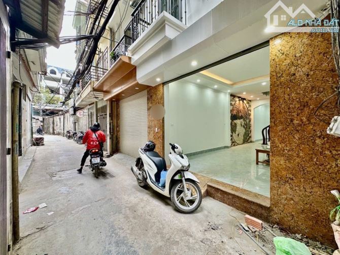 BÁN GẤP NHÀ TRẦN THÁI TÔNG CẦU GIẤY, DTSD 42M 5TẦNG, NGÕ THÔNG, KD, Ô TÔ 4 CHỖ ĐỖ CỬA.