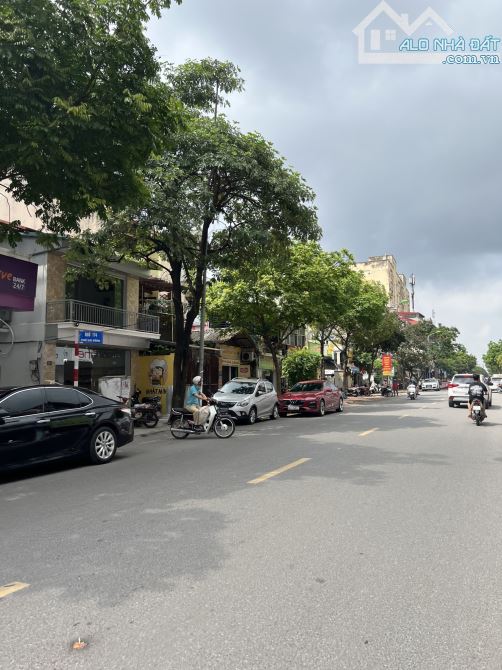 Bán nhà Sài Đồng cực hiếm, Gần ô tô, Diện tích 99 m2, 2 tầng, giá chỉ 5.8 tỷ.