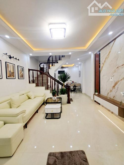 Bán Nhà Phố Vip Trần Duy Hưng -35m2x5T MT 4m - Chỉ 8.55 tỷ ( ctl ) - Ngõ Thông Kinh Doanh
