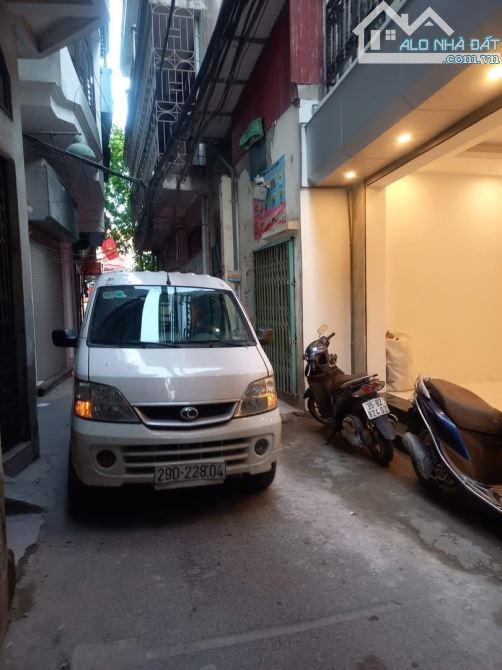 NHÀ ĐẸP MỚI TINH CẦU ĐƠ THANG MÁY ẦM ẦM Ô TÔ ĐI QUA NHÀ