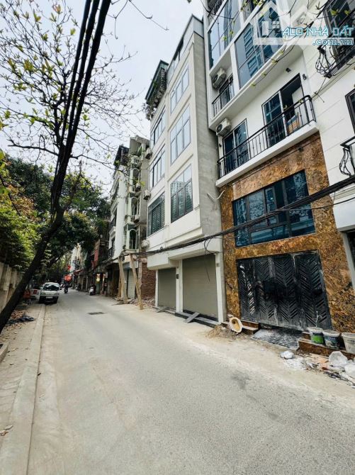 BÁN TÒA CHDV MP CỰ LỘC 80M2 7 TẦNG ĐỐI DIỆN ROYAL CITY - 18 CĂN HỘ VIP DÒNG TIỀN 100TR/TH