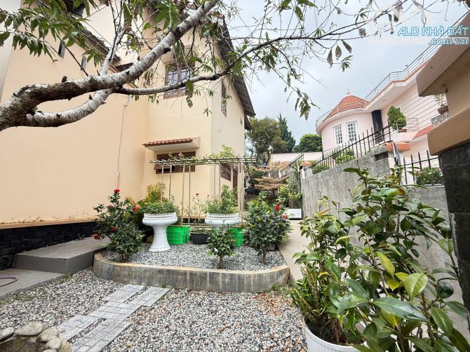Bán Biệt Thự Sân Vườn Đã Hoàn Công 490m2 Ngang 18m Đường Ô Tô Cách Chợ 5 Phút Nội Khu Sang - 1