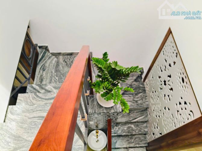 Bán gấp căn hộ dịch vụ đường Cộng Hòa phường 4, Tân Bình 68m2, 3 lầu, 12P giá 12.9 tỷ TL - 1