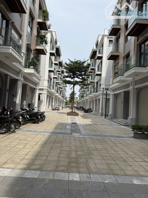 BÁN NHÀ KHU KĐT The Manor Nguyễn Xiển. LÔ GÓC . 3 THOÁNG . DT 235M . NHÀ 5 TẦNG  MT 29 M - 1