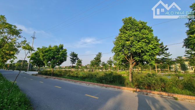 Yên Mỹ, Thanh trì. DT: 400m, MT:9.6m, giá 2.3 tỷ, đường thông oto tải, gần hồ cổng làng - 1