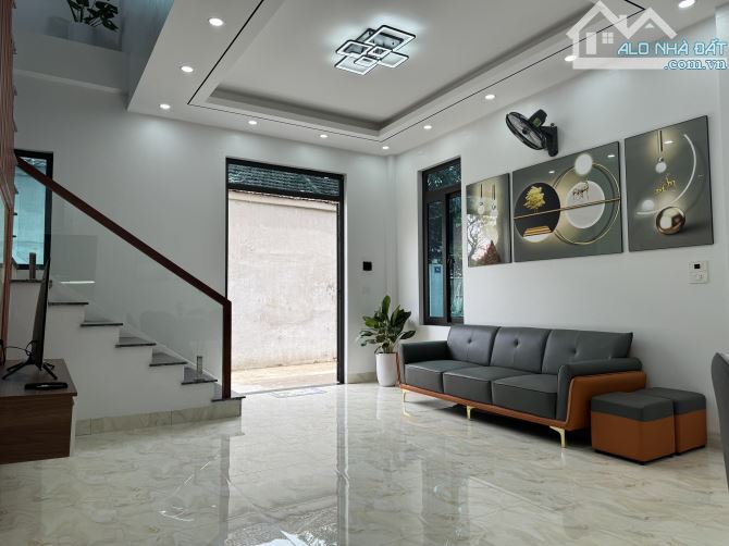 Hiếm nhà đẹp giá rẻ, 51m2, 3 tầng, 4 ngủ 3vs, đường ô tô chạy đỗ cửa chỉ 2,xx tỷ. - 1
