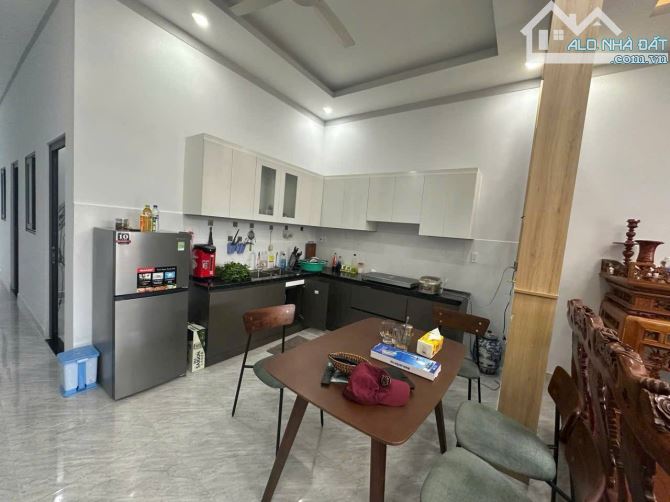 VỠ NỢ BÁN GẤP CĂN NHÀ 100M2 SÁT TRƯỜNG HỌC VÀ KHU CÔNG NGHIỆP LỚN SỐ 1 BÌNH DƯƠNG - 1