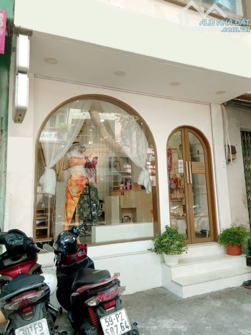 Cho thuê nhà mặt tiền 1 trệt 1 lầu Quận 3 - 1