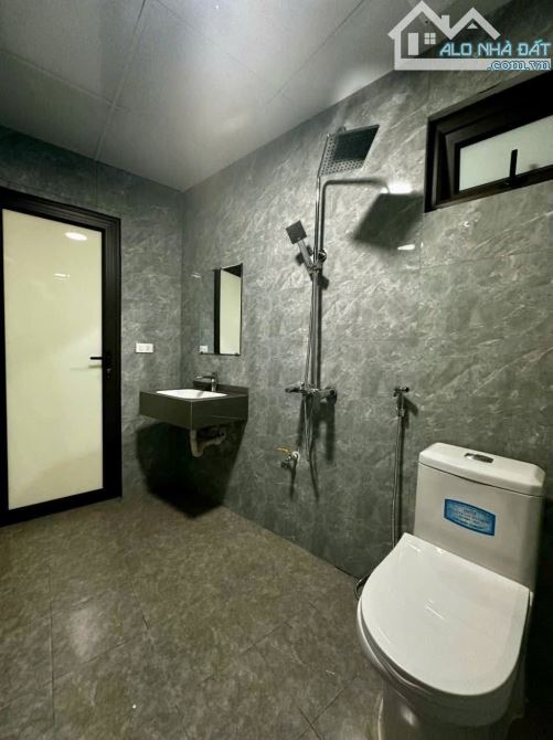 NHÀ MỚI CẠNH CHỢ KIẾN HƯNG - Ô TÔ GẦN - RỘNG 32M 5 TẦNG - GIÁ HƠN 5 TỶ XÍU - 2