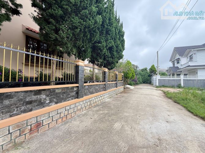 Bán Biệt Thự Sân Vườn Đã Hoàn Công 490m2 Ngang 18m Đường Ô Tô Cách Chợ 5 Phút Nội Khu Sang - 2
