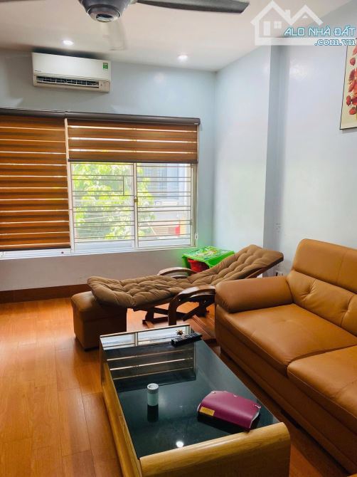 Bán nhà mặt phố Trần Thái Tông, 40m2, mặt tiền 4m - 2