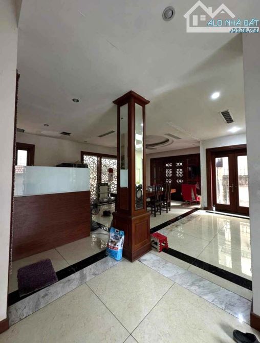 BÁN BIỆT THỰ ĐƠN LẬP - KĐT MỚI DỊCH VỌNG - 310M2 - 5 TẦNG - 15M MẶT TIỀN - 128 TỶ - HIẾM - 2