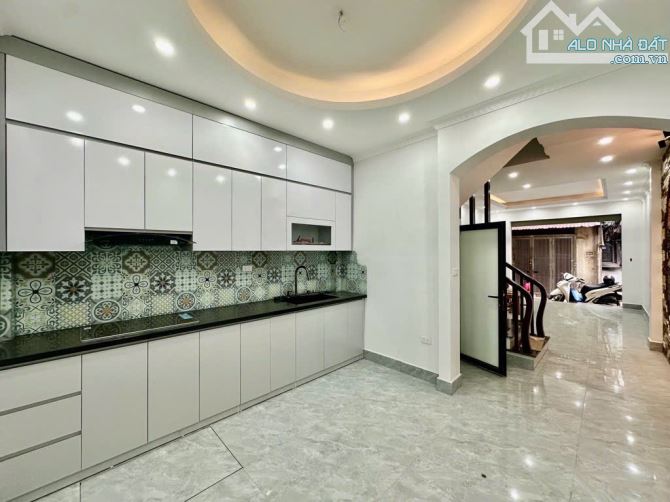 BÁN GẤP NHÀ TRẦN THÁI TÔNG CẦU GIẤY, DTSD 42M 5TẦNG, NGÕ THÔNG, KD, Ô TÔ 4 CHỖ ĐỖ CỬA. - 2