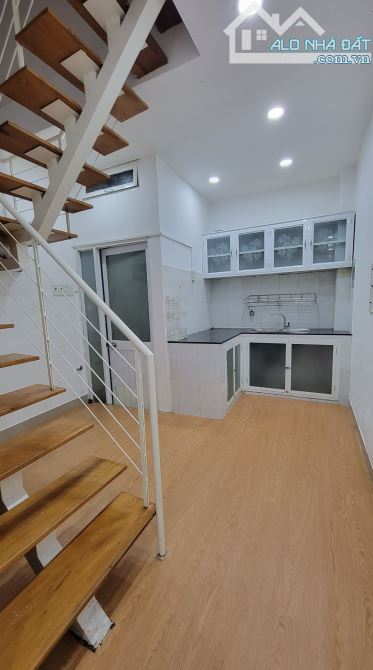 3PN, 2WC. Nhà 3 tầng Nguyễn Tri Phương, P8, Quận 10. DT: 3.5x10m - 2