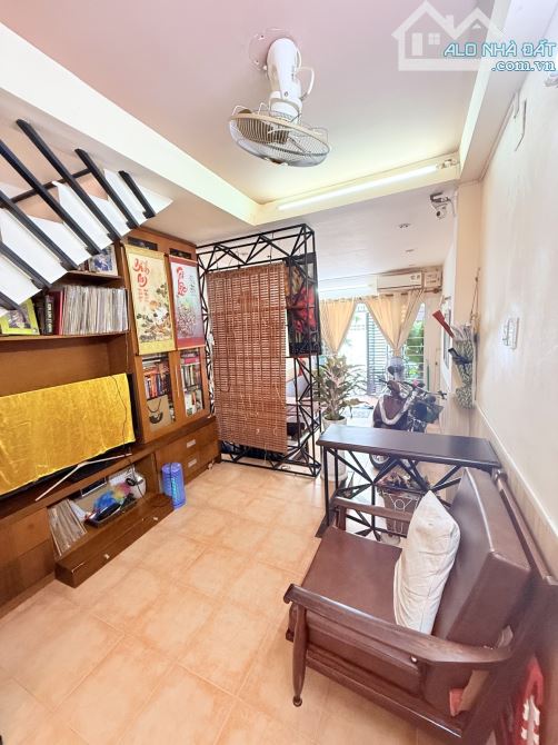 Thành Thái. Q10. Hẻm xe hơi 1 xẹt. 50m2. 2 tầng kiên cố. 2PN. Chỉ 9,x tỷ. - 2